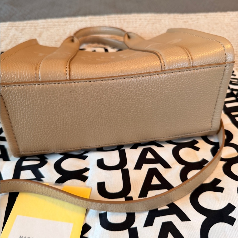 Marc Jacobs THE LEATHER SMALL TOTE BAG - Camel - Picture 7 of 9